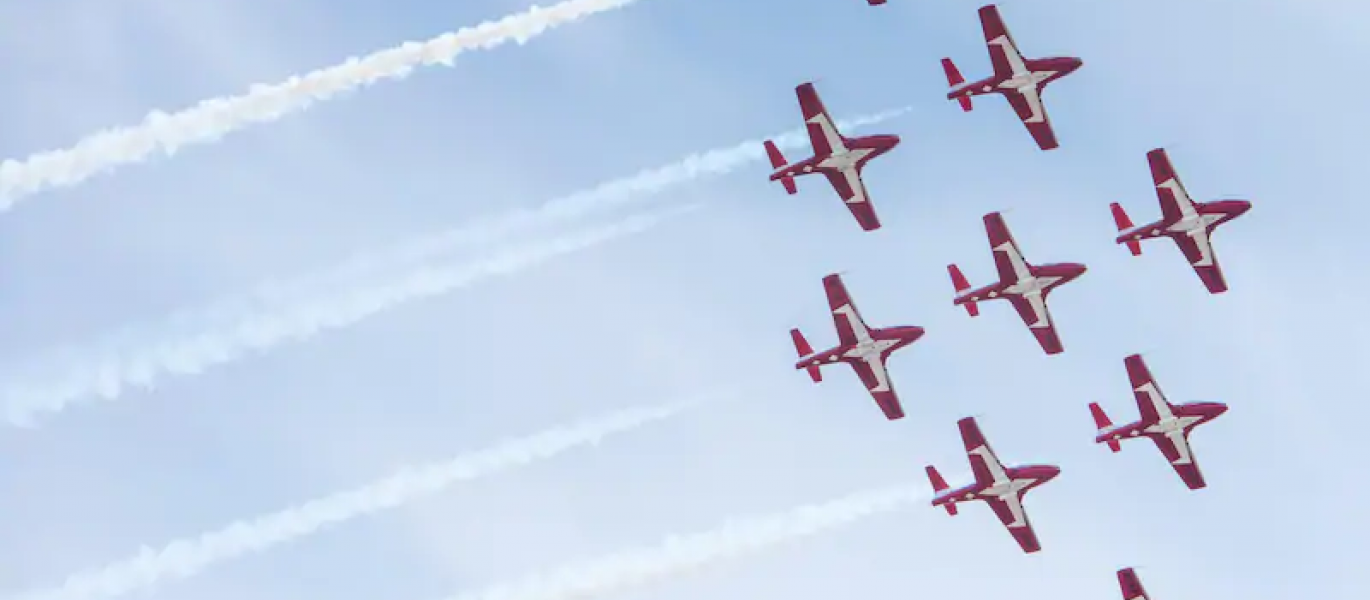  طائرات ال Snowbirdsالتابعة للقوات المسلحة الكندية حلّقت فوق فريدريكتون ، نيو برونزويك ، يوم الأحد أيار3 مايو 2020.