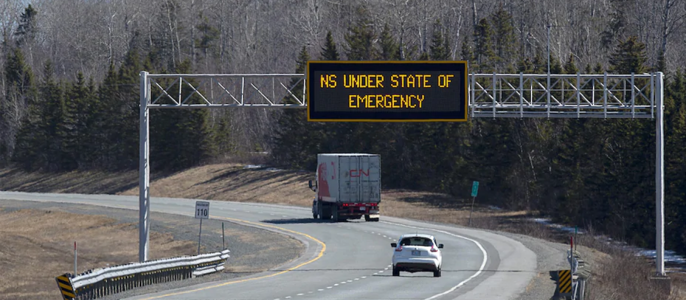 لوحة رقمية على الطريق السريع  بالقرب من أمهرست Amherst ، 5 أبريل 2020 ، تعلن أن نوفا سكوشا في حالة طوارئ بسبب جائحة .COVID-19  