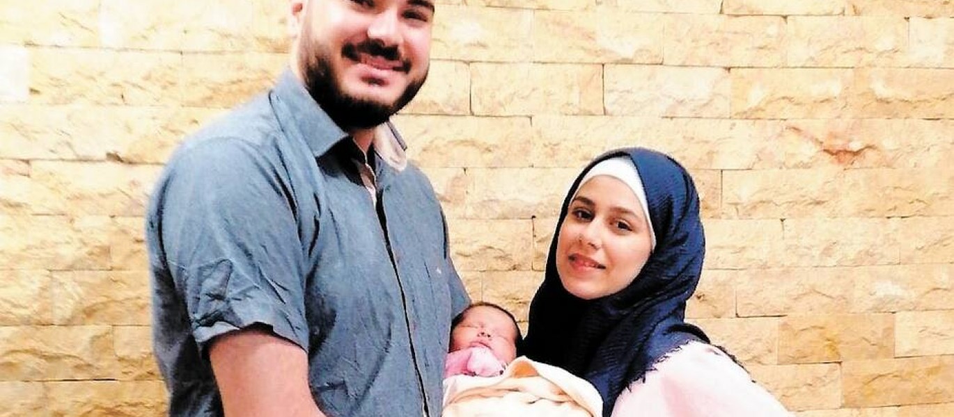 عامر منصور مواطن كندي عالق في لبنان  مع طفلته المولودة حديثاً